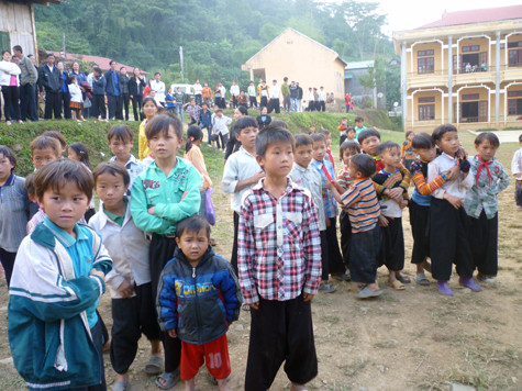 1300 học sinh/5000 dân là một con số đáng ghi nhận ở xã nghèo miền Tây Bắc này. (Ảnh Thu Hòe)