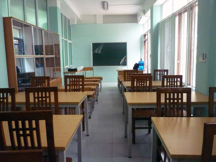 Bàn ghế đã sẵn sàng cho buổi học đầu tiên