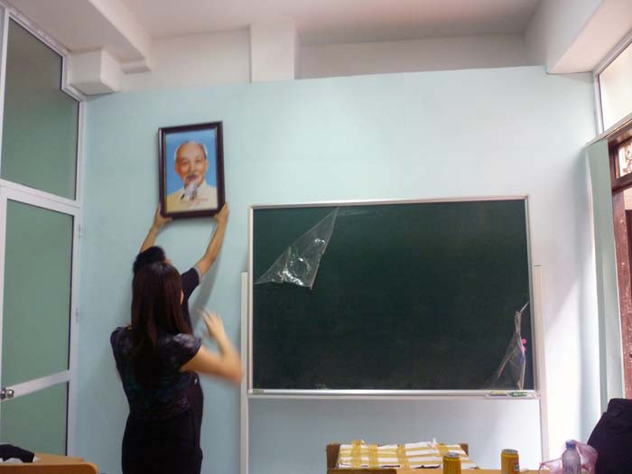 Ảnh Bác hồ cũng đã được treo lên