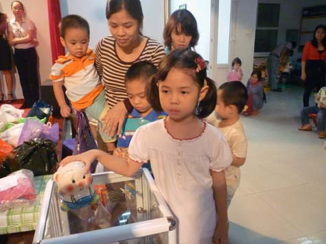 Cháu tặng con lợn đất này cho các bạn, các anh, chị miền núi mua thịt ăn với cơm. (Ảnh Thu Hòe)