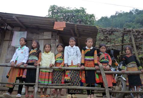 Rất ít học sinh nữa được học hết lớp 9. Các em sớm phải làm vợ, làm mẹ từ khi mới 13-14 tuổi. (Ảnh Thu Hòe)