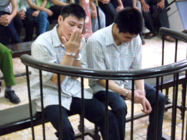 Hai bị cáo Hồng và Bách trước vành móng ngựa