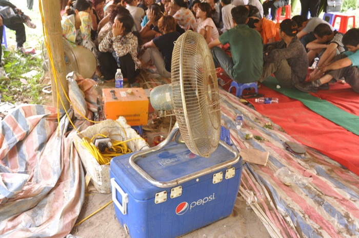 Quạt điện và thùng nước đá để phục vụ các con bạc vào ca trưa Quạt điện và thùng nước đá để phục vụ các con bạc vào ca trưa