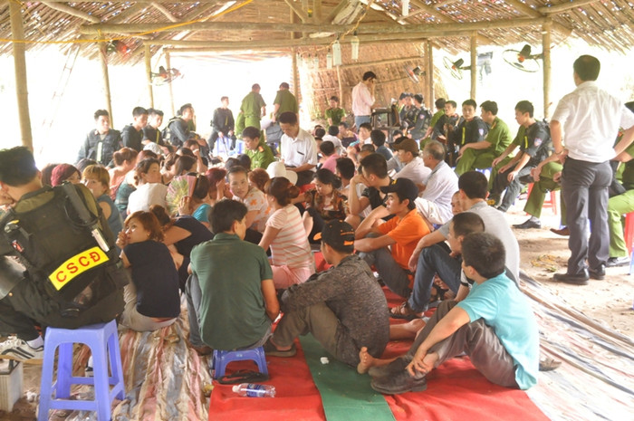 Quang cảnh hiện trường vụ bắt sới bạc "khủng" (Ảnh: Tuệ Minh) Quang cảnh hiện trường vụ bắt sới bạc "khủng" (Ảnh: Tuệ Minh)