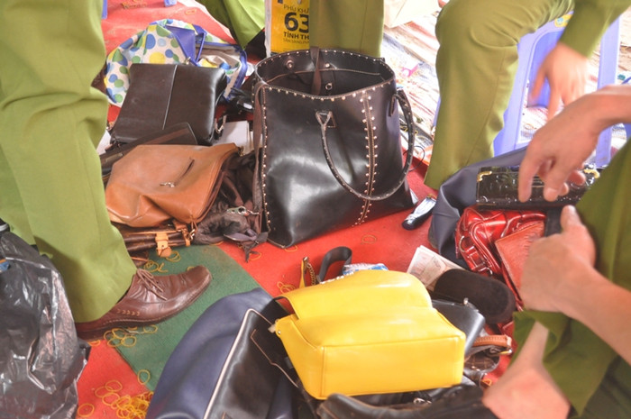 Cơ quan công an kiểm tra tang vật tại hiện trường Cơ quan công an kiểm tra tang vật tại hiện trường