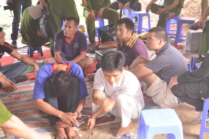 Các đối tượng đang được lấy lời khai Các đối tượng đang được lấy lời khai