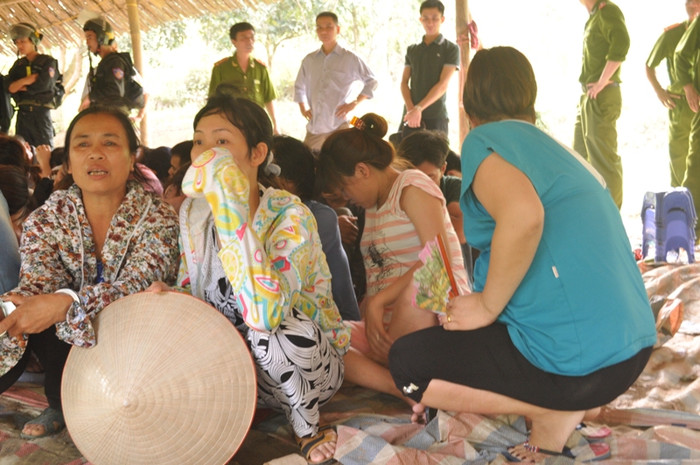 3 trong số đối tượng nữ mang bầu, cá biệt có đối tượng (nữ mặc áo xanh) đang mang thai tháng thứ 9 3 trong số đối tượng nữ mang bầu, cá biệt có đối tượng (nữ mặc áo xanh) đang mang thai tháng thứ 9