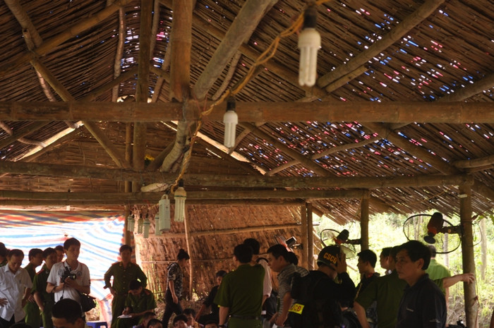 Một dãy bóng đèn để phục vụ ca tối Một dãy bóng đèn để phục vụ ca tối