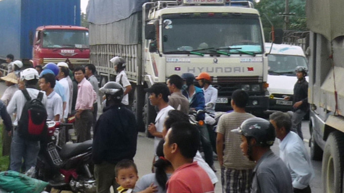 Vụ việc thu hút sự hiếu kỳ của nhiều người đi đường khiến QL IA đã bị tắc (Ảnh: Văn Định/Tuổi trẻ)