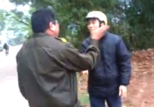 Sau khi giật điện thoại, anh dân phòng đã tát người dân (Ảnh cắt từ clip) Sau khi giật điện thoại, anh dân phòng đã tát người dân (Ảnh cắt từ clip)