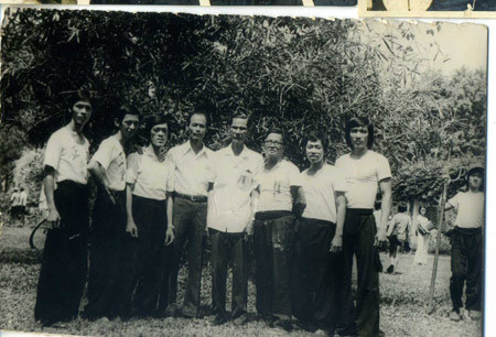 Giang hồ người Hoa vùng Chợ Lớn đội lốt đoàn lân. Giang hồ người Hoa vùng Chợ Lớn đội lốt đoàn lân.