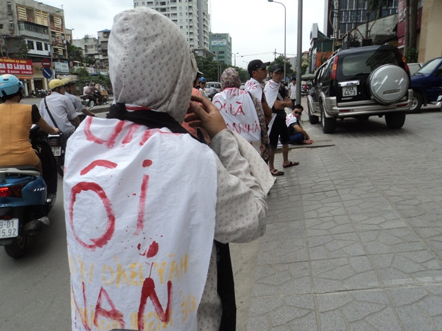 “Bọn họ lừa chúng tôi trả tiền cho công ty” “Bọn họ lừa chúng tôi trả tiền cho công ty”