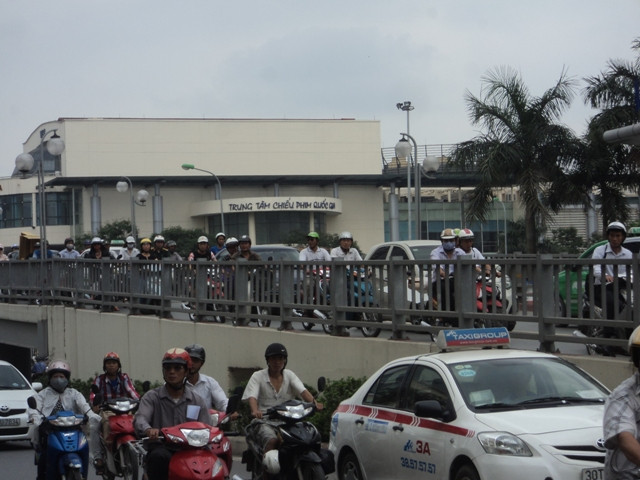 Vụ việc thu hút sự hiếu kỳ của nhiều người đi đường khiến giao thông bị cản trở (Ảnh: Quang Tuệ) Vụ việc thu hút sự hiếu kỳ của nhiều người đi đường khiến giao thông bị cản trở (Ảnh: Quang Tuệ)