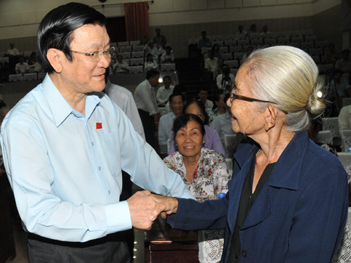 Chủ tịch nước Trương Tấn Sang trong buổi tiếp xúc cử tri TP.HCM (Ảnh: báo Thanh niên)