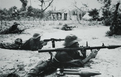 Quân ta ngăn chặn địch tái chiếm Thành cổ Quảng Trị. (Ảnh tư liệu)