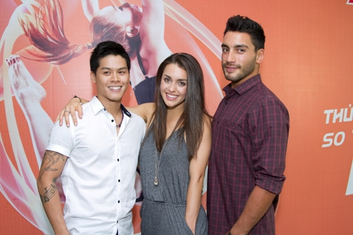 Kathryn McCormick, Á quân SYTYCD mùa 7 Hoa Kỳ Robert và giám khảo John Huy Trần. Kathryn McCormick, Á quân SYTYCD mùa 7 Hoa Kỳ Robert và giám khảo John Huy Trần.