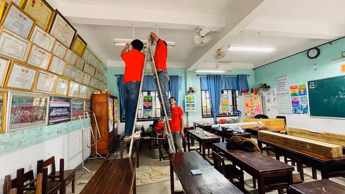 Nhân viên trường học phải kiêm nhiệm nhiều công việc trong trường nhưng chưa có được chế độ đãi ngộ tương xứng. Ảnh: AN