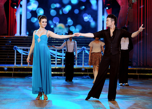 Nikoleta và Minh Quân trong liveshow 8 của "Bước nhảy hoàn vũ" 2012. Ảnh: Lý Võ Phú Hưng.