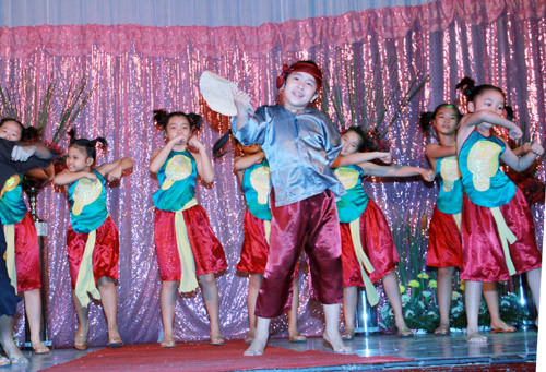 Chương trình đặc biệt quay hình dành cho ngày Quốc tế thiếu nhi nên Bảo Trân và các "nghệ sĩ nhí" tha hồ diễn xuất. Chương trình đặc biệt quay hình dành cho ngày Quốc tế thiếu nhi nên Bảo Trân và các "nghệ sĩ nhí" tha hồ diễn xuất.