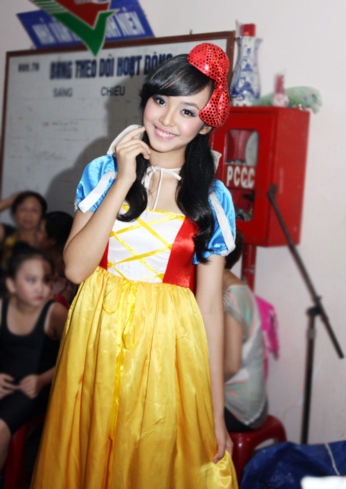 Nàng Bạch Tuyết Bảo Trân nhí nhảnh trong hậu trường. Nàng Bạch Tuyết Bảo Trân nhí nhảnh trong hậu trường.