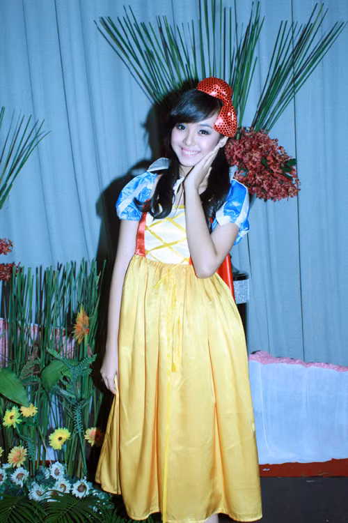 Bảo Trân làm nàng Bạch Tuyết thật tươi xinh.