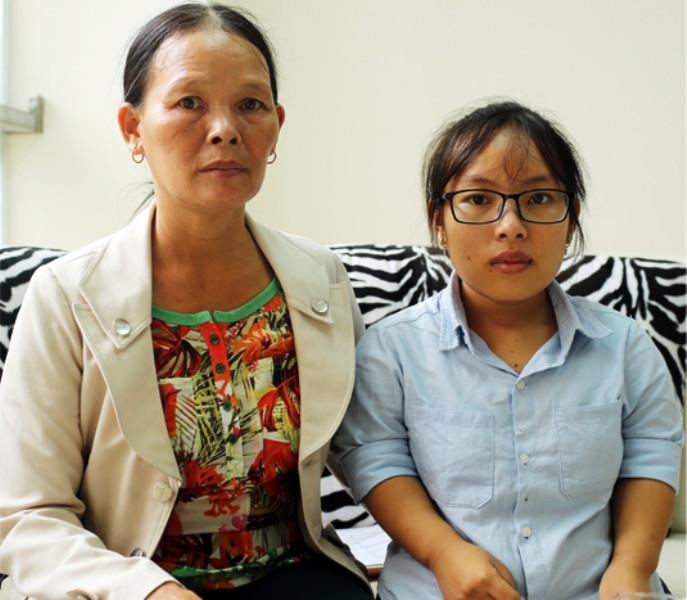 Kiểu Trang chỉ cao hơn 1 mét và bị khuyết tật ở chân nhưng vẫn luôn cháy bỏng khát vọng được học tập, sống cống hiến. (trong ảnh: Hai mẹ con Kiều Trang trong ngày làm thủ tục xét tuyển). Ảnh: Ngọc Bảo Kiểu Trang chỉ cao hơn 1 mét và bị khuyết tật ở chân nhưng vẫn luôn cháy bỏng khát vọng được học tập, sống cống hiến. (trong ảnh: Hai mẹ con Kiều Trang trong ngày làm thủ tục xét tuyển). Ảnh: Ngọc Bảo