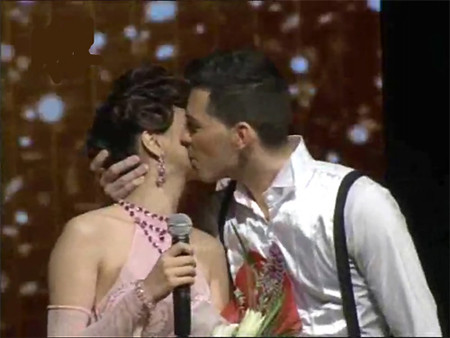 Một nụ hôn tình cảm, hết sức ngọt ngào. Xem thêm: Trương Nam Thành hôn ngực bạn diễn trên sân khấu? / Minh Hằng kề môi hôn thật bạn diễn bước nhảy hoàn vũ / Anh Thư: 'Teodor hôn tôi hoàn toàn ngoài kế hoạch' Một nụ hôn tình cảm, hết sức ngọt ngào. Xem thêm: Trương Nam Thành hôn ngực bạn diễn trên sân khấu? / Minh Hằng kề môi hôn thật bạn diễn bước nhảy hoàn vũ / Anh Thư: 'Teodor hôn tôi hoàn toàn ngoài kế hoạch'