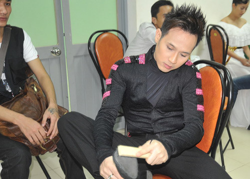 Nguyên Vũ: Tạp đánh giày cho quen...nhỡ nay mai thất nghiệp.... Nguyên Vũ: Tạp đánh giày cho quen...nhỡ nay mai thất nghiệp....