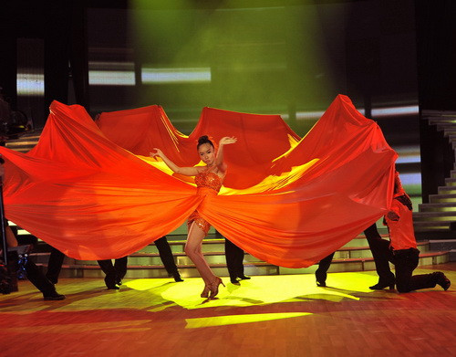 Đố biết có bao nhiêu người 'nâng áo sửa váy' cho Đoan Trang? Đố biết có bao nhiêu người 'nâng áo sửa váy' cho Đoan Trang?