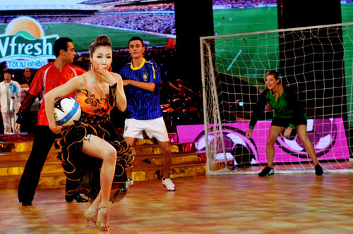 Ốc Thanh Vân: Phải dùng mỹ nhân kế mới được. Ốc Thanh Vân: Phải dùng mỹ nhân kế mới được.