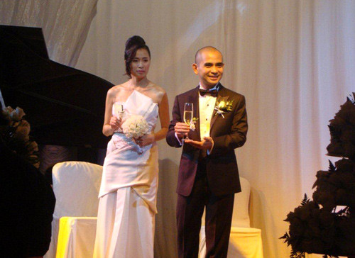 Ngoài ra nhạc sĩ Đức Trí không tiết lộ thêm bất cứ thông tin nào về vợ mình, anh cũng nói thêm "Xin đừng thắc mắc vợ tôi là ai". Cặp đôi này đã yêu nhau khá lâu trước khi quyết định tiến tới hôn nhân.