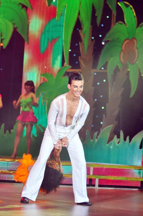 Anh Thư đu người qua chân của nam vũ công, trong khi đó anh chàng có vẻ mặt rất...phởn! Anh Thư đu người qua chân của nam vũ công, trong khi đó anh chàng có vẻ mặt rất...phởn!