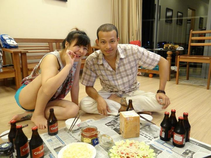 Kinh Oanh nhí nhố tranh thủ ăn vụng trước.