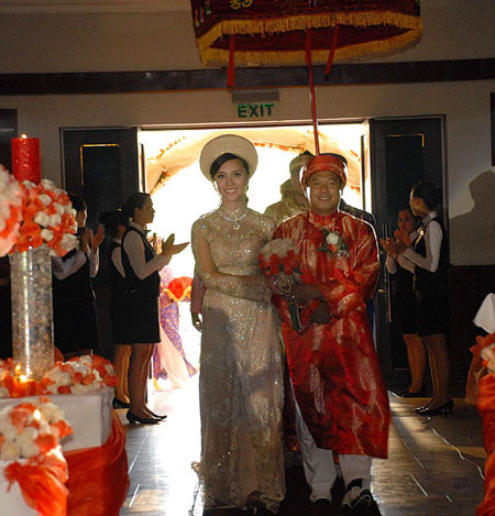 Chồng cô là đại gia Nguyễn Quốc Toàn (còn được gọi là Tony Toàn) sinh năm 1962, chủ tịch hội đồng quản trị công ty Hoàn Vũ - công ty đã có công đưa cuộc thi Hoa hậu hoàn vũ thế giới về tổ chức tại Việt Nam vào năm 2008.