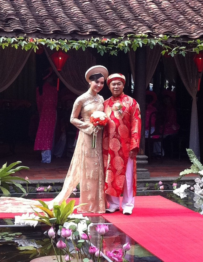 Á hậu Dương Trương Thiên Lý cũng bất ngờ lên xe hoa cùng chú rể hơn mình 27 tuổi.