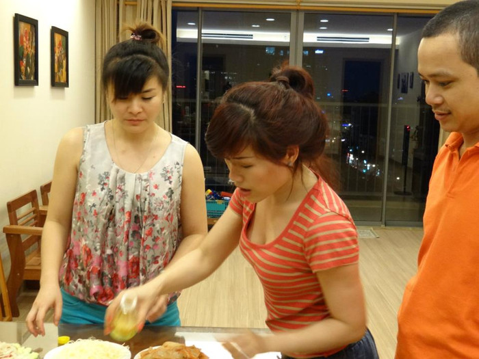 Kim Oanh chăm chú xem vợ Hải Anh trổ tài.