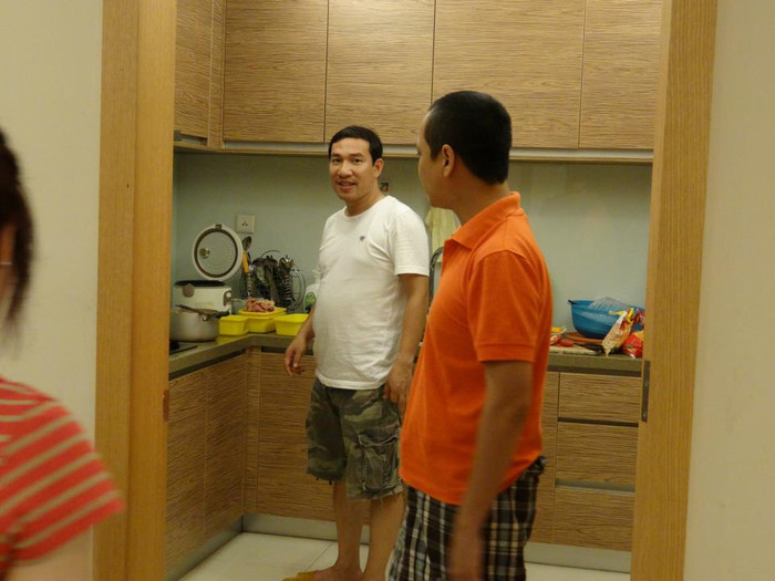 ....Quang Thắng 'mũi to' có vẻ như phải xắn tay vào bếp nấu nướng.