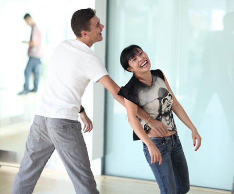 Phương Thanh bị cù tới cười nghiêng ngả. Phương Thanh bị cù tới cười nghiêng ngả.