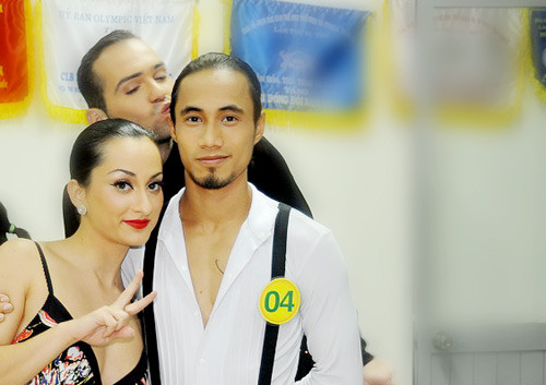 "Yêu sao mái tóc, chòm râu của anh" "Yêu sao mái tóc, chòm râu của anh"