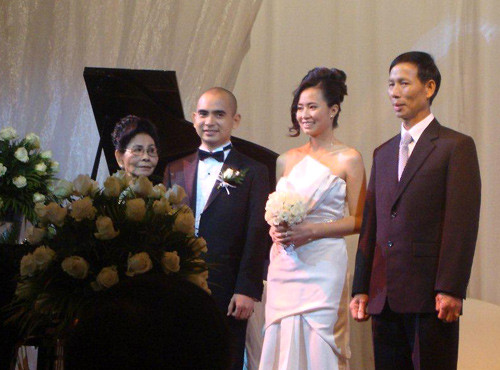 Cô dâu là Ngọc Anh, người Đà Lạt, đang làm việc trong một công ty quảng cáo và tổ chức sự kiện..