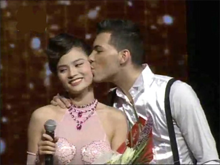 Khoảnh khắc khi phải chia tay chương trình, bạn nhảy của Vũ Thu Phương đã hôn trộm lên má cô khiến nhiều khán giả khi đó đặt ra nghi vấn tình cảm giữa hai người. Xem thêm: Trương Nam Thành hôn ngực bạn diễn trên sân khấu? / Minh Hằng kề môi hôn thật bạn diễn bước nhảy hoàn vũ / Anh Thư: 'Teodor hôn tôi hoàn toàn ngoài kế hoạch' Khoảnh khắc khi phải chia tay chương trình, bạn nhảy của Vũ Thu Phương đã hôn trộm lên má cô khiến nhiều khán giả khi đó đặt ra nghi vấn tình cảm giữa hai người. Xem thêm: Trương Nam Thành hôn ngực bạn diễn trên sân khấu? / Minh Hằng kề môi hôn thật bạn diễn bước nhảy hoàn vũ / Anh Thư: 'Teodor hôn tôi hoàn toàn ngoài kế hoạch'