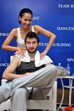 Khi ca sỹ Thu Minh kiêm phục vụ ...đấm bóp Khi ca sỹ Thu Minh kiêm phục vụ ...đấm bóp