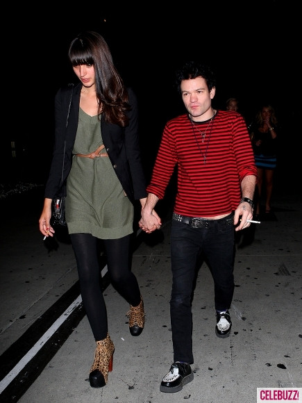 Trên thế giới cũng ghi nhận không ít trường hợp Bạch Tuyết - chú Lùn, chẳng hạn như chồng cũ của Avril Lavigne, Deryck Whibley có chiều cao 1m63 sánh bước bên bạn gái mới cao hơn hẳn 18cm.