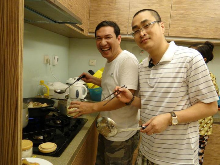 Việt Thái trợ giúp Quang Thắng.