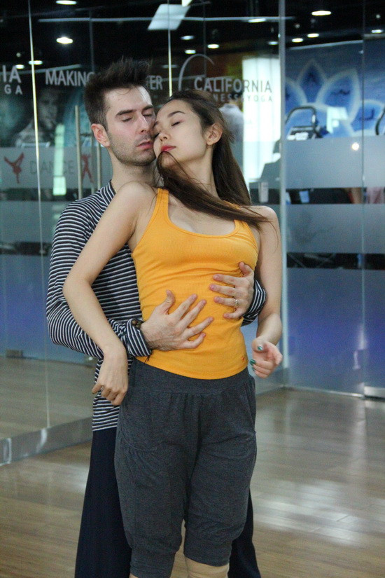 Cả Minh Hằng và vũ công đều đang...rất phiêu! Cả Minh Hằng và vũ công đều đang...rất phiêu!