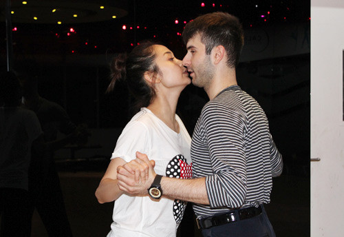 Trước đó, đã có những bức ảnh ghi lại khoảnh khắc "môi kề sát môi" trong lúc tập luyện của Minh Hằng cùng bạn nhảy. Nhiều người dự đoán họ sẽ có màn khóa môi trong một đêm thi nào đó. Xem thêm: Trương Nam Thành hôn ngực bạn diễn trên sân khấu? / Minh Hằng kề môi hôn thật bạn diễn bước nhảy hoàn vũ / Anh Thư: 'Teodor hôn tôi hoàn toàn ngoài kế hoạch' Trước đó, đã có những bức ảnh ghi lại khoảnh khắc "môi kề sát môi" trong lúc tập luyện của Minh Hằng cùng bạn nhảy. Nhiều người dự đoán họ sẽ có màn khóa môi trong một đêm thi nào đó. Xem thêm: Trương Nam Thành hôn ngực bạn diễn trên sân khấu? / Minh Hằng kề môi hôn thật bạn diễn bước nhảy hoàn vũ / Anh Thư: 'Teodor hôn tôi hoàn toàn ngoài kế hoạch'