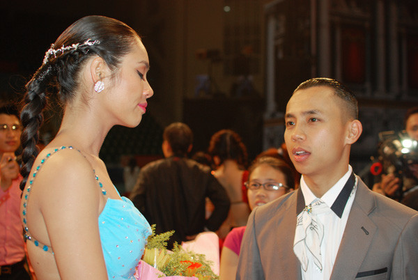 Chí Anh: Hãy khóc đi, khóc đi đừng ngại ngùng! Chí Anh: Hãy khóc đi, khóc đi đừng ngại ngùng!