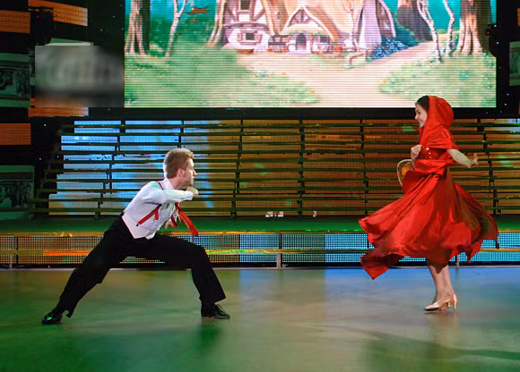 Cô bé quàng khăn đỏ Vân Trang: Không dễ "nuốt" chị đâu sói đẹp trai ạ!