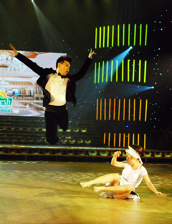 Bay cao nào...Nhảy cao nào....Bay cao nào....Nhảy cao nào....Nào nhảy cùng Nguyên Vũ... Bay cao nào...Nhảy cao nào....Bay cao nào....Nhảy cao nào....Nào nhảy cùng Nguyên Vũ...