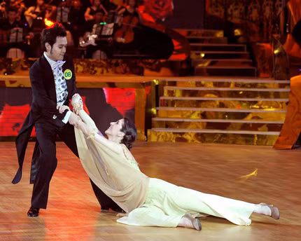 Em sẽ về với anh mà, đừng kéo nữa!